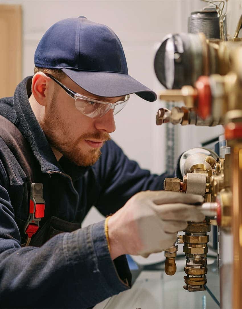 Commecial-plumbing-company fixing the damaged pipe line